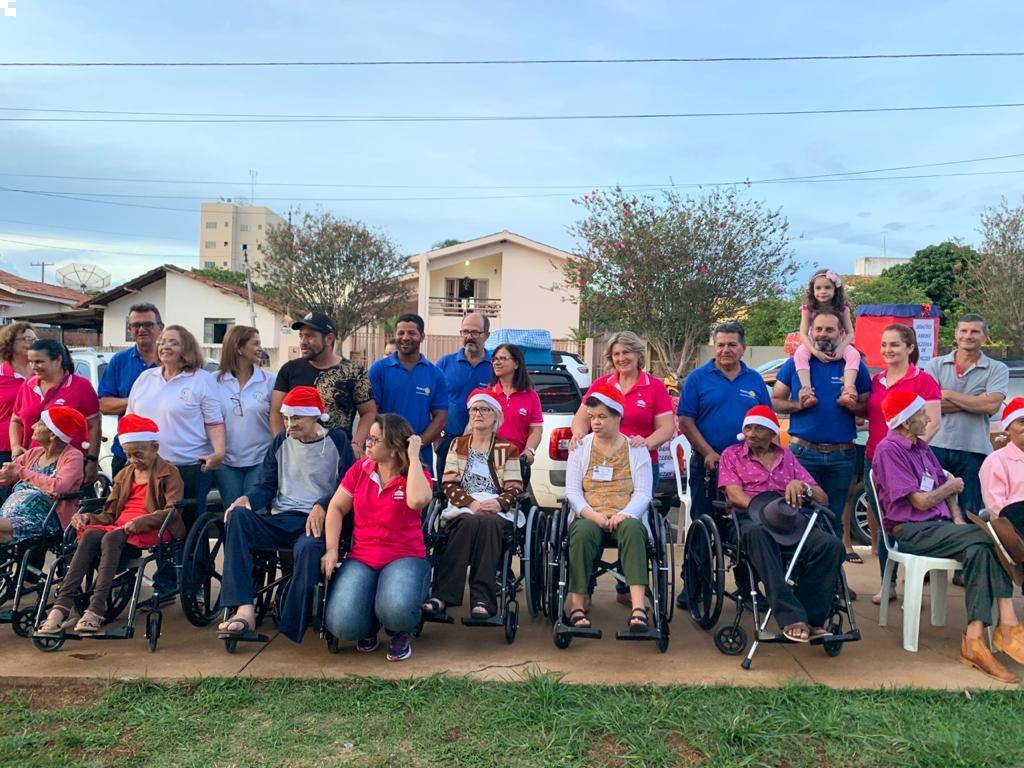 Idosos apreciando a decoração natalina da Praça José Pereira