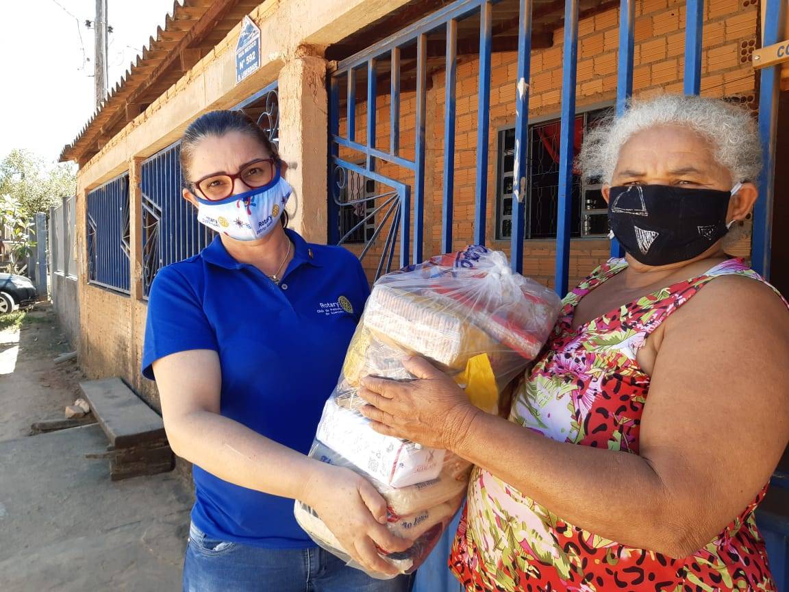 População beneficiadas com cestas básicas da Ação Solidária liderada pelo Rotary Club de Peixoto de Azevedo.