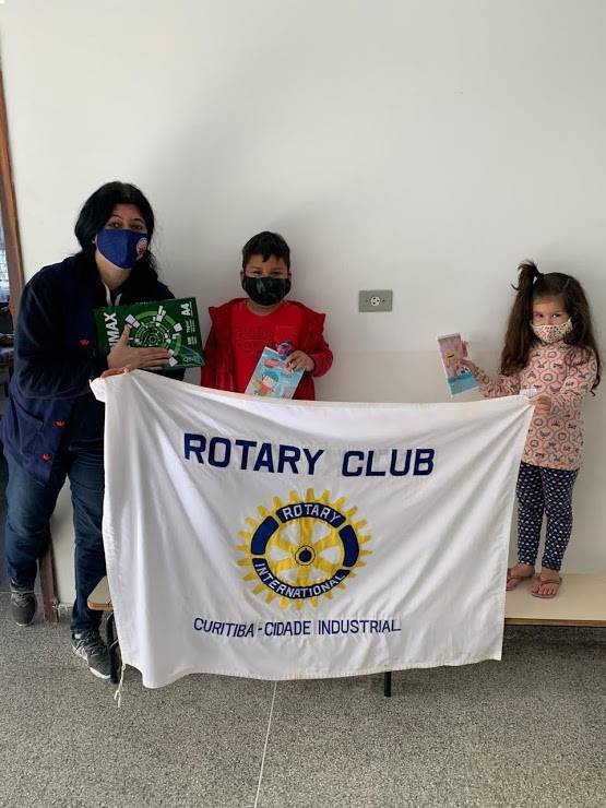 DIRETORA ENTREGANDO MATERIAL AOS ALUNOS