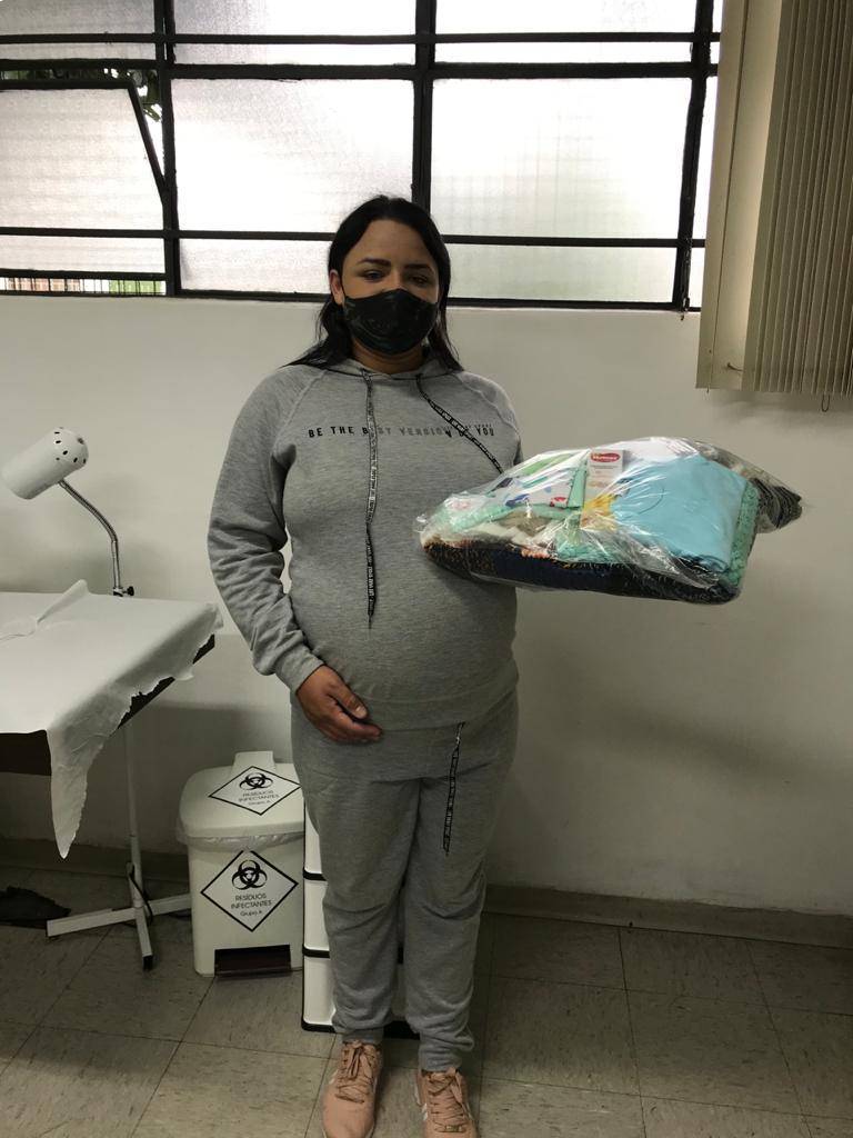 Futura mamãe recebendo o enxoval 