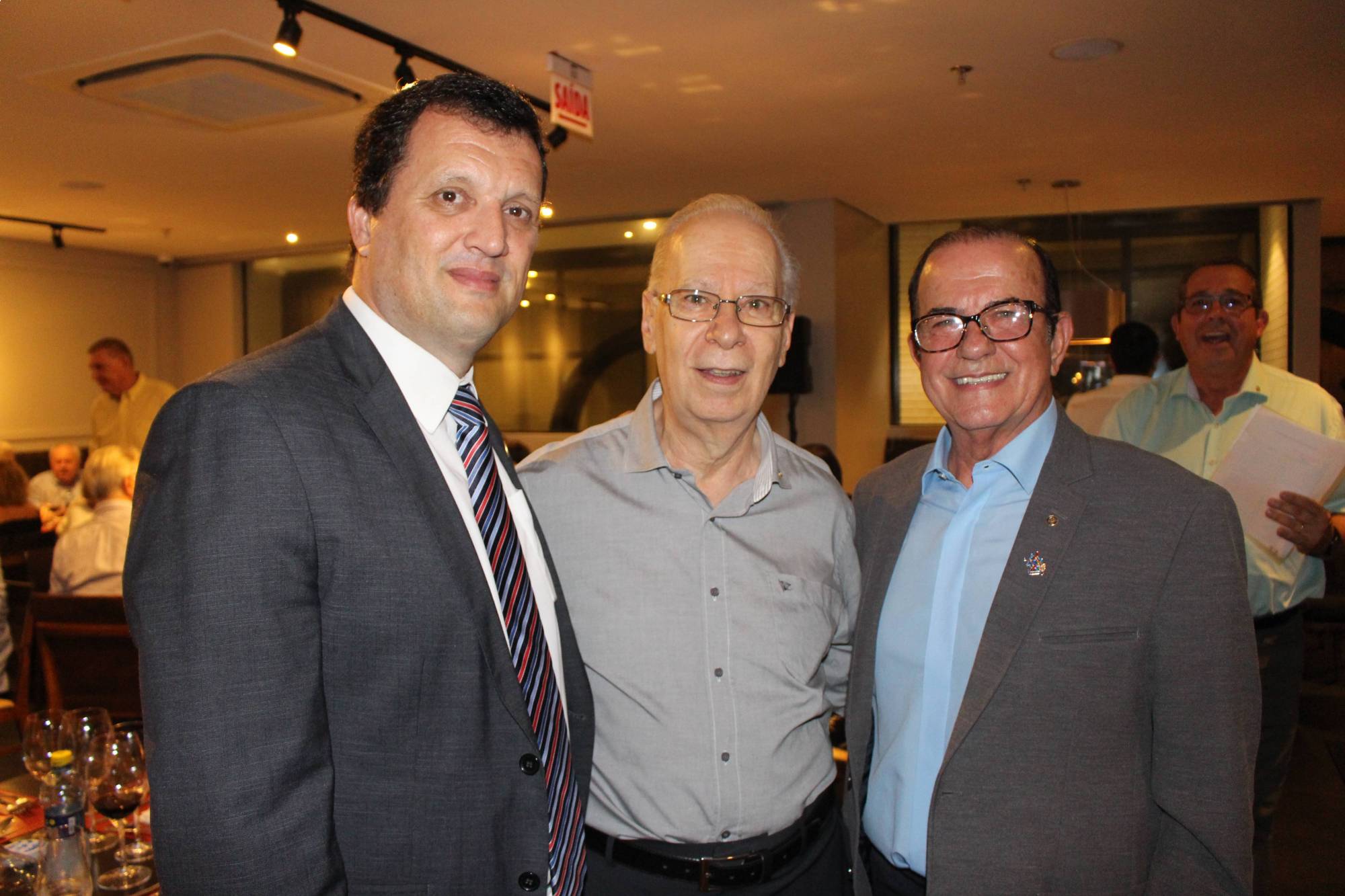 Cesar de Arruda (Centro), ao lado de Raulindo Rothermel (à direita) e Adriano Zanotto, Governador do Distrito 4652 | Ano Rotário 2020-21 (à esquerda)