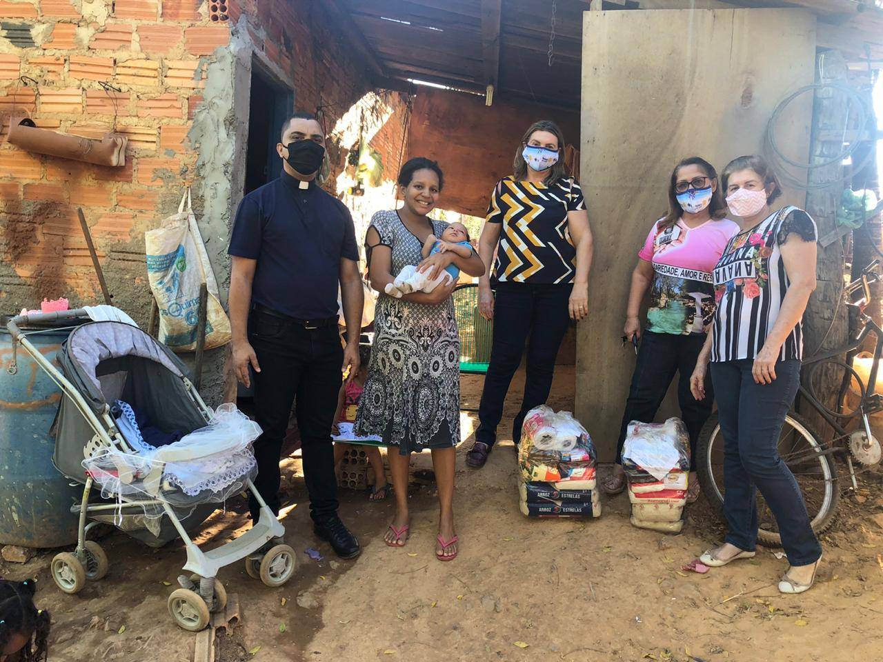 Momento da entrega da cesta para uma família