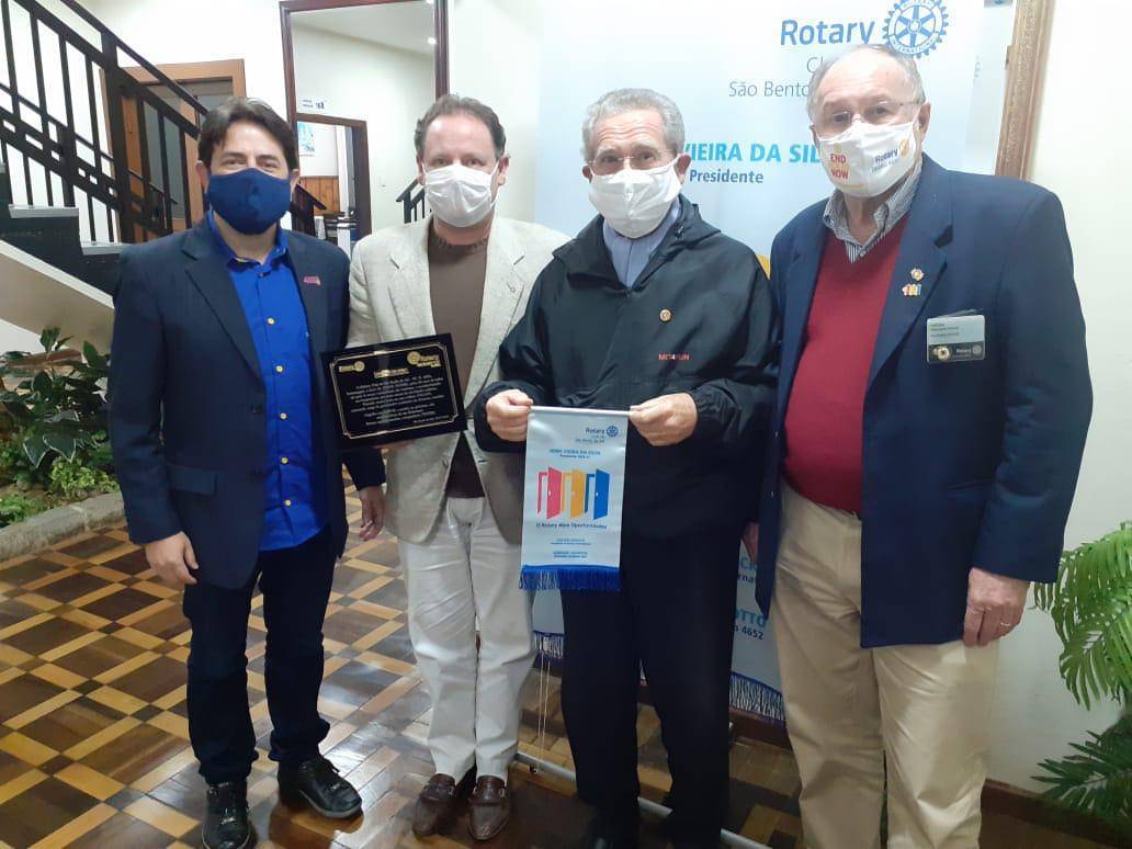 44 anos depois da presidência do companheiro Peters, no ano rotário q nasci 1976-77, prestamos ontem homenagem a 50 anos de posse a ele... sinto-me honrado em começar este ano, com uma lembrança tão marcante.... gratidão