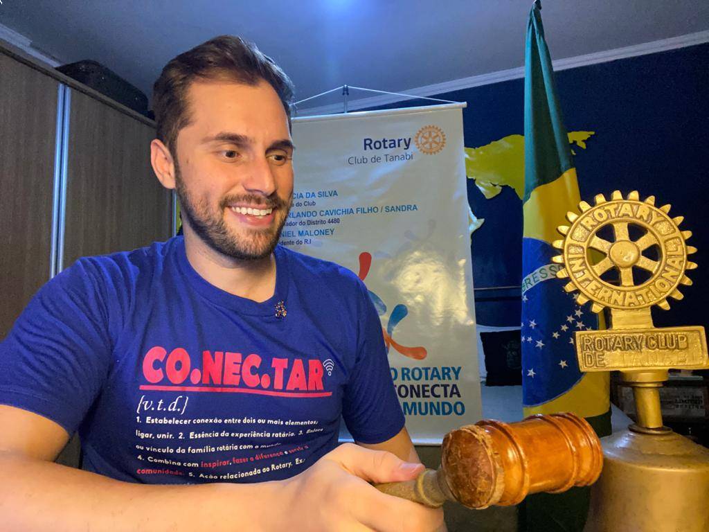 O Presidente do ano rotário 2019/2020, Thiago Garcia, tocando o sino e encerrando sua gestão