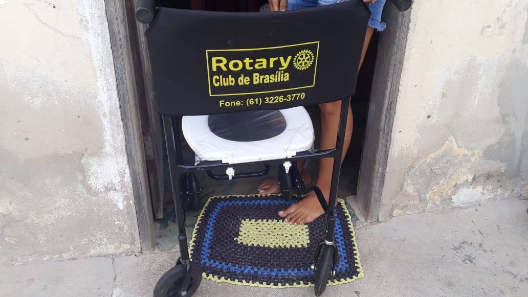 Marciane, tia do Pietro, recebendo a cadeira de banho.