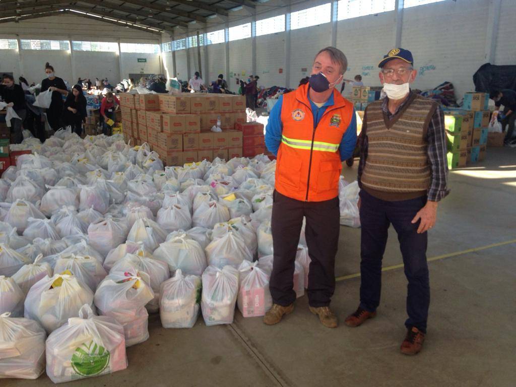 Sr. Hope recebeu do Presidente Roberto Gerhardt as doações nas instalações da Defesa Civil de Lajeado.
