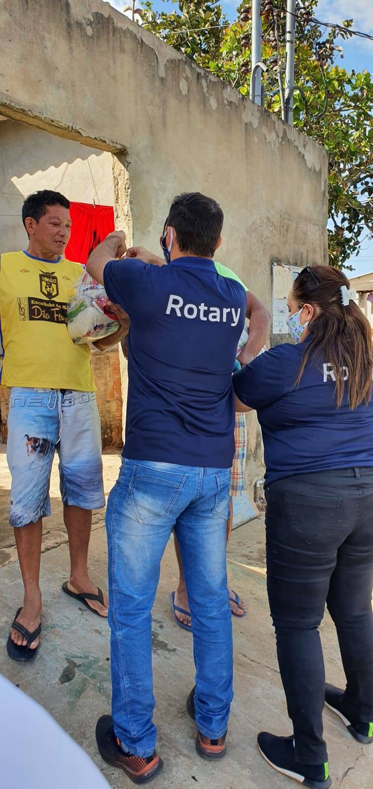 Rotary Club de Santa Rita do Araguaia-GO e Alto Araguaia-MT doa cerca de 5 toneladas e meia de alimentos e kits Higiene a comunidade