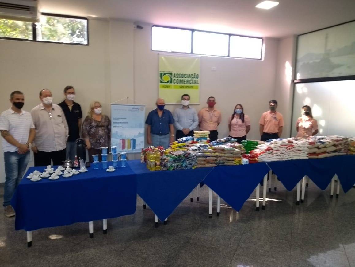 Presidentes dos Rotary Clubs de São Vicente com o presidente da AC e  os representantes das Lojas Cem e do Fundo Social.