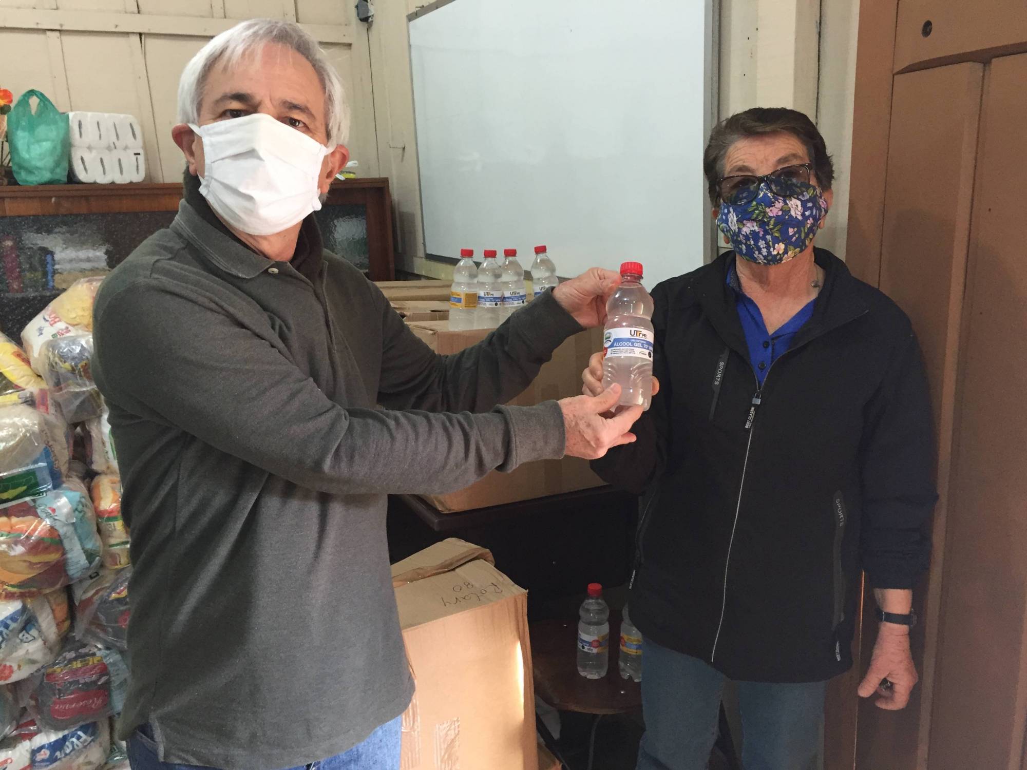 Companheiro João Carlos Roso representando o RCC Guabirotuba na entrega da doação