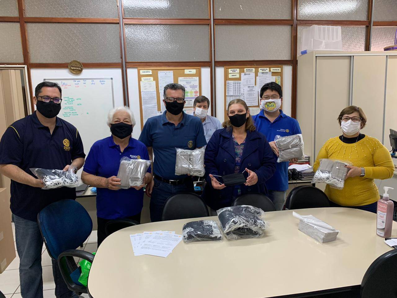 Rotary Clubs de Botucatu entregam mascaras na Secretaria de Saúde de Botucatu