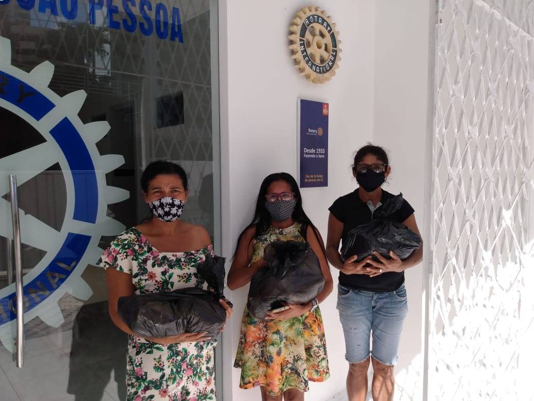 Distribuição de cestas básicas à comunidade de Miramar, coordenada pelo Posto de Saúde da nossa Sede. Arrecadamos semanalmente junto a clientes do supermercado Pão de Açúcar.  Normalmente não perecíveis.