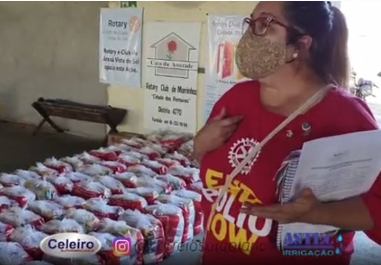 Associada Fabiana Oliveira de Morrinhos-GO entregando as Cestas 