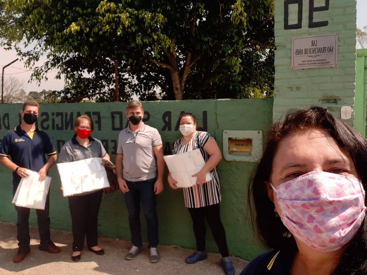 Distribuição de Máscaras Descartáveis em Casas de Repouso de Embu Guaçu