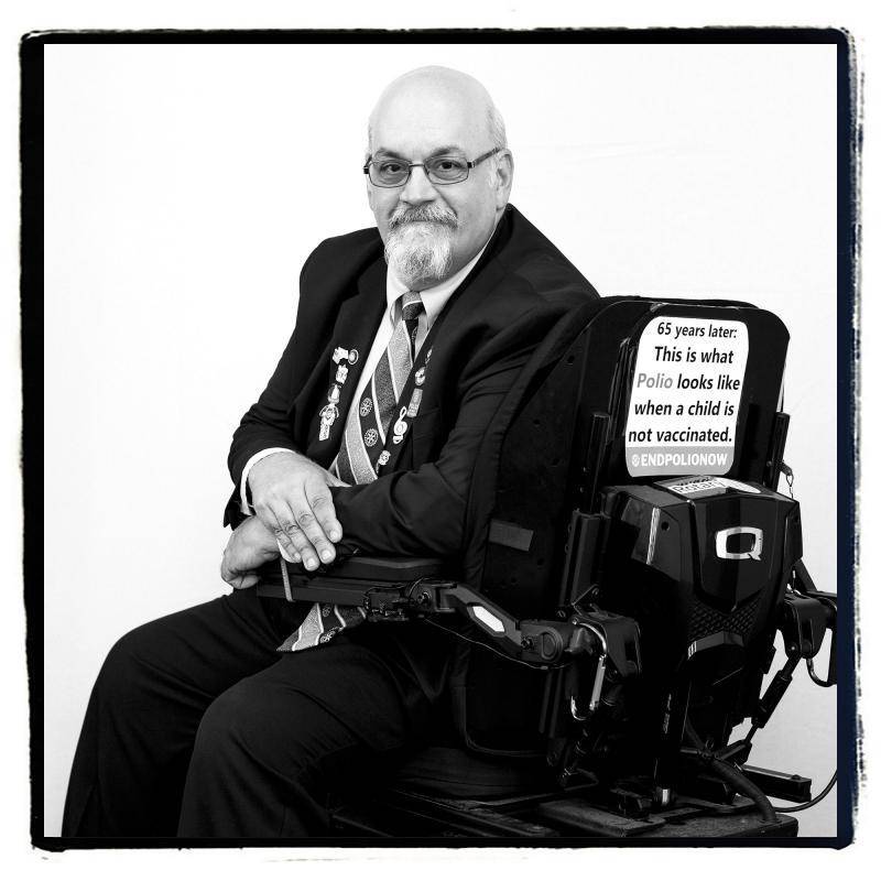 Aos 10 meses, fiquei paralisado do pescoço para baixo por causa da poliomielite.