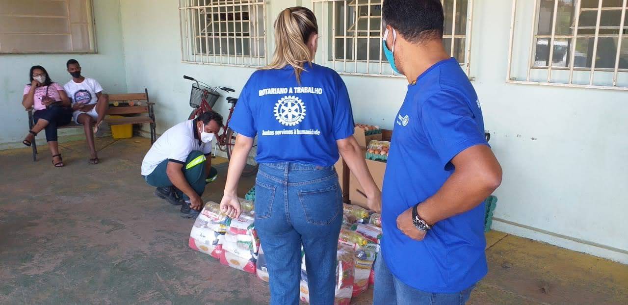 Rotarianos organizam os gêneros alimentícios para doação