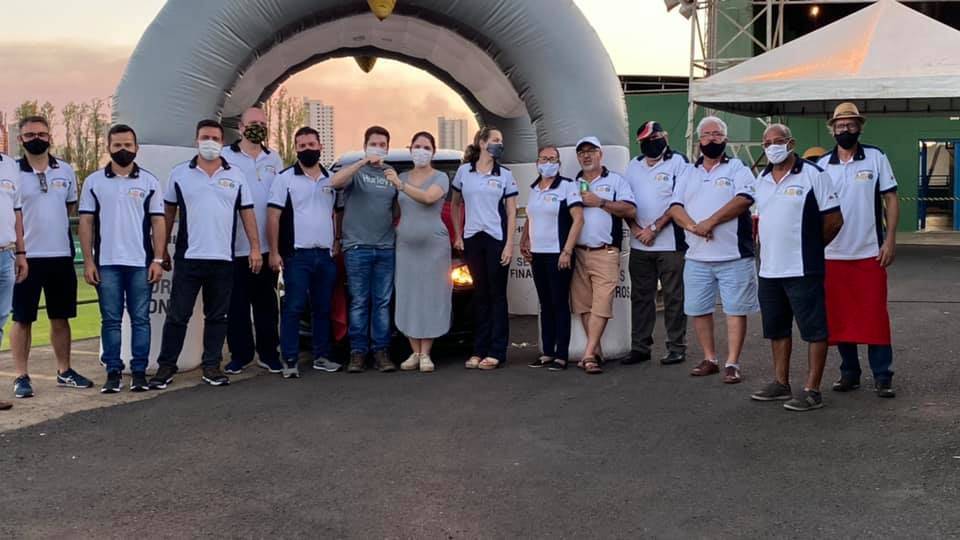 Presidente do Rotary Club de Uberaba Portal do Cerrado , Fernando Pontes, presente no momento em que Joana Rafaela recebe o Novo ônix