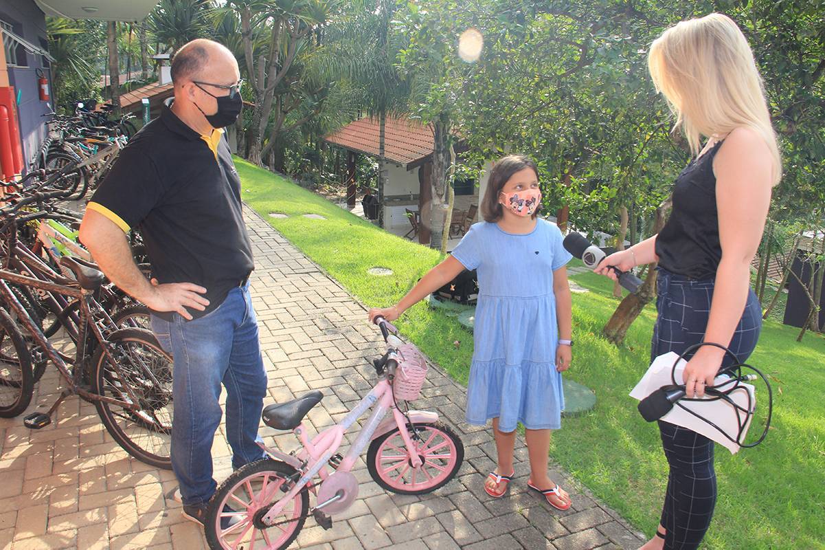 Presidente do Rotary Club de Blumenau Victor Konder, Edson Jorge Fandaruff, participa de entrevista na NDTV com Helena Pulzi que doou sua bicicleta para o projeto.