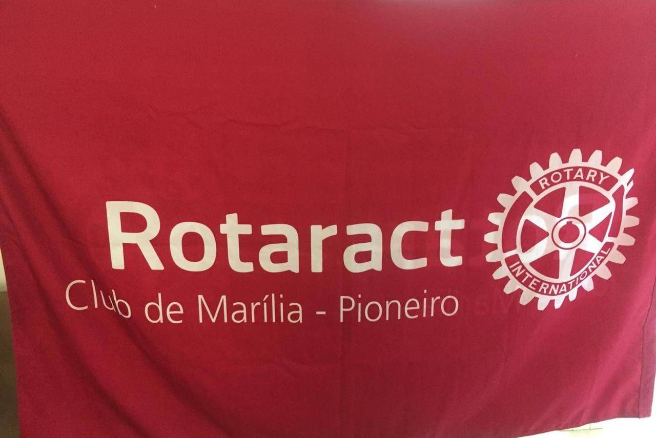 A bandeira do Rotaract Club de Marília-Pioneiro.