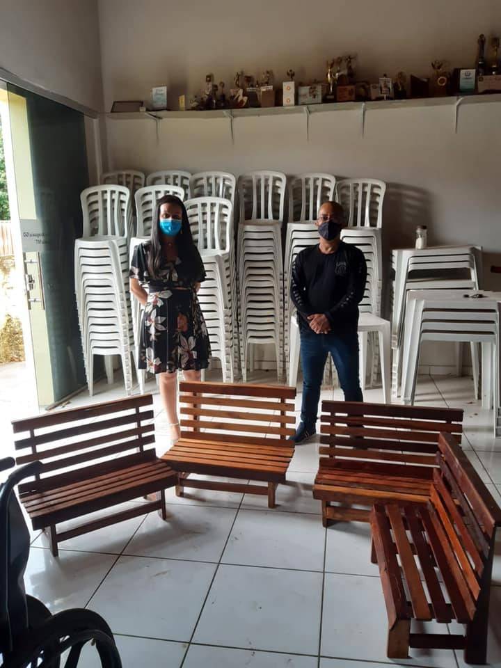 Doação de Bancos confeccionados pelos reeducando da Cadeia Publica de Alto Araguaia