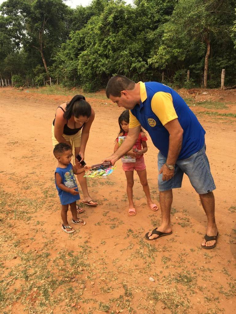 O Rotary a cada ano no dia das crianças leva um sorriso aos bairros mais carentes da nossa comunidade e esse ano não poderia ser diferente. Por isso toda a família rotária de Bela Vista, Rotary, casa da amizade, interact e Rotaract se juntaram para adquirir brinquedos e guloseimas que foram distribuídos nos diversos bairros tanto do Brasil quanto do Paraguai entre os dias sábado, domingo e segunda-feira. Sempre é muito bom ver o sorriso de uma criança quando ganha um brinquedo e agradecemos por ter a oportunidade de ser parte disso. Na ocasião também foram distribuídos panfletos promovendo o dia da campanha nacional contra à poliomielite, onde fala a data em que será realizada e os locais. O dia D da vacinação será no sábado 17 de outubro das 8 as 16 horas nos Locais: Esf Primavera, Esf Água Doce, Esf Fiori Murano e UBS. Aproveitamos para fazer o convite a todos para levar todas as crianças entre 1 a 15 anos de idade para tomar a vacina e acabar de uma vez por todas com essa doença que acaba com a vida das nossas crianças.  Presidente do Rotary Club de Bela Vista gestão 2020-21  Maray Alonso Naranjo Amarilla.