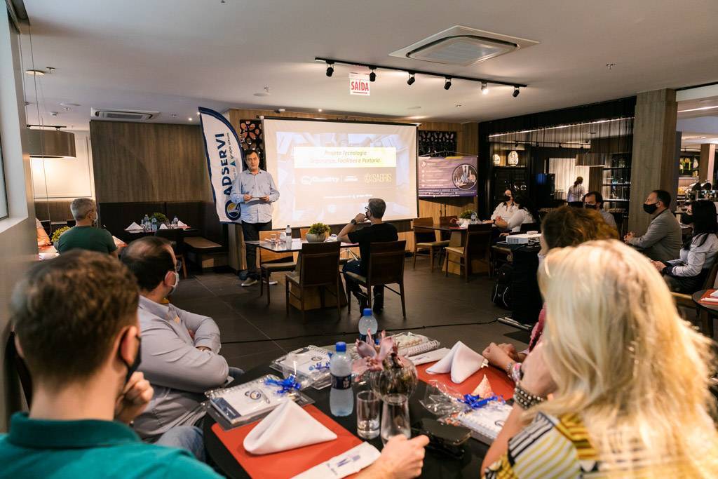 Diretor de Imagem Publica do Rotary Club Blumenau Victor Konder, Luís Pardal, participa de Almoço com Síndicos e Administradoras de Blumenau para divulgação do Projeto Ciclovia da Alegria. Crédito da foto: Daniel Zimmerman
