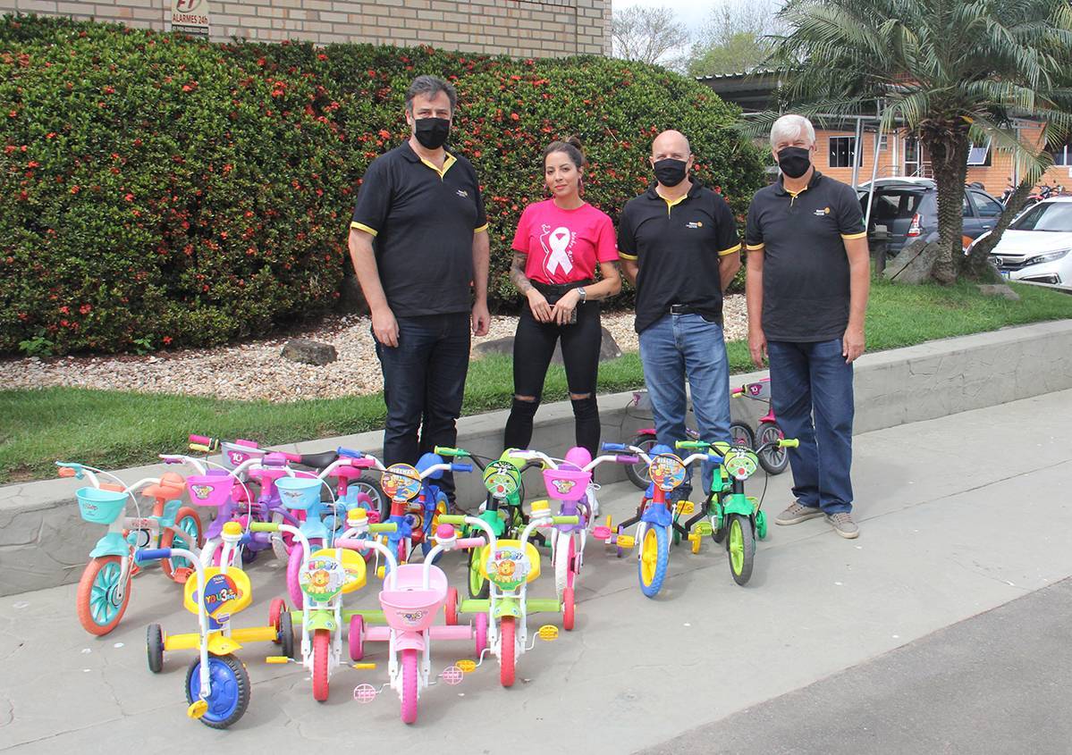 Participaram da visita o Presidente do Rotary Club Blumenau Victor Konder, Edson Jorge Fandaruff, o Presidente da Comissão de Projetos Humanitários, Waldemar Hasse e o Presidente da Comissão de imagem Pública, José Luis Pardal, para fazer a coleta do primeiro lote de bicicletas novas doadas para o projeto.