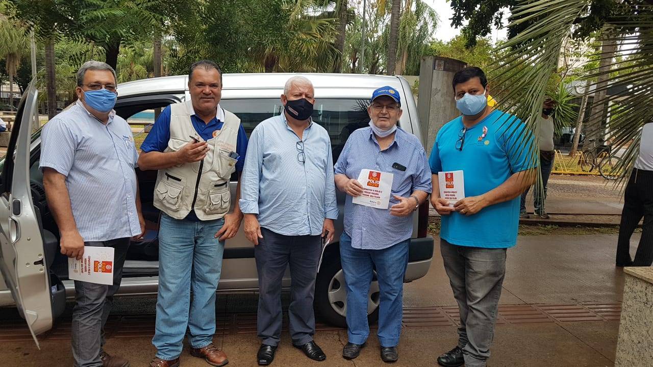 Rotarianos Gilson Bertoncini, repórter Cláudio Moreno, Rádio Comercial, Manoel Felix, Clemente Bazan e Wilson José Diniz