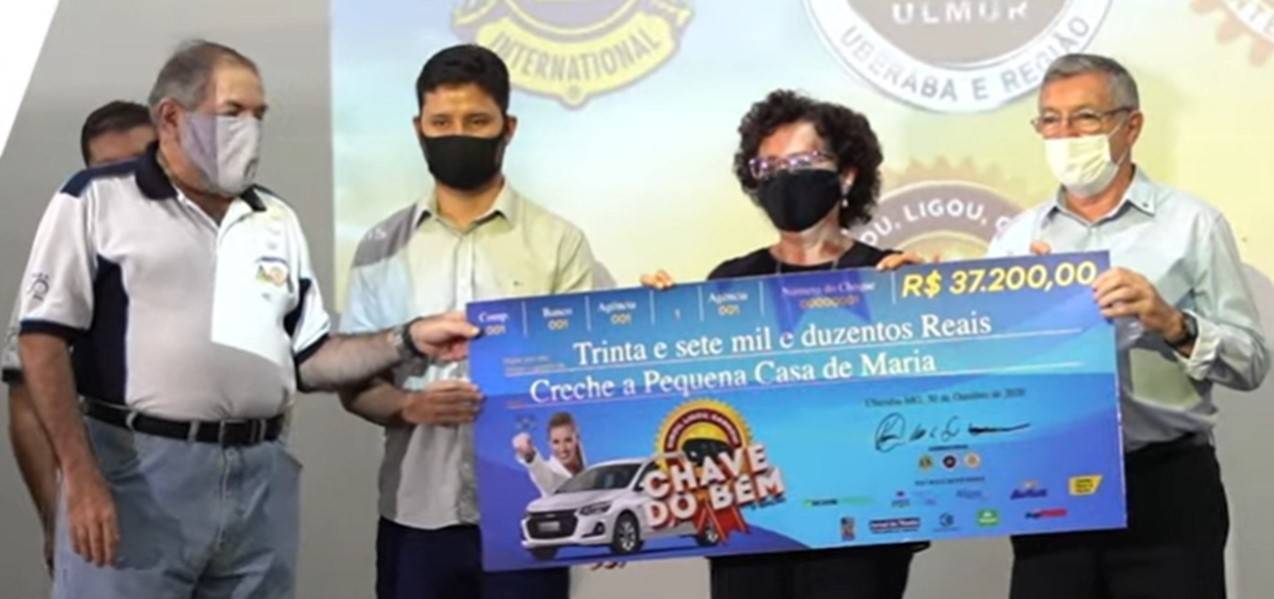 Presidente da creche A PEQUENA CASA DE MARIA,  Núbia Alves de Carvalho Ferreira, recebe cheque ao lado do tesoureiro do club, Karim Abud Mauad. Ela é sócia do Rotary Club de Uberaba Portal do Cerrado ( Presidido por Fernando Pontes).