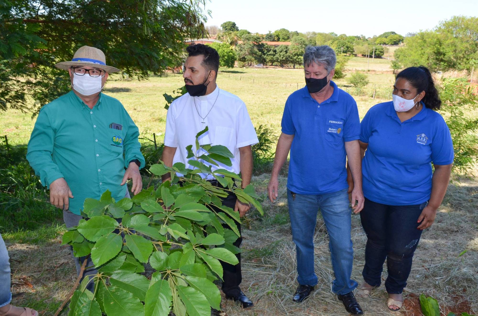 Roberto Sekia (SAG), Padre Carlos, Fernandes (Pres. RC de Guaraçaí) e Selma (Pres. ASR Guaraçaí)
