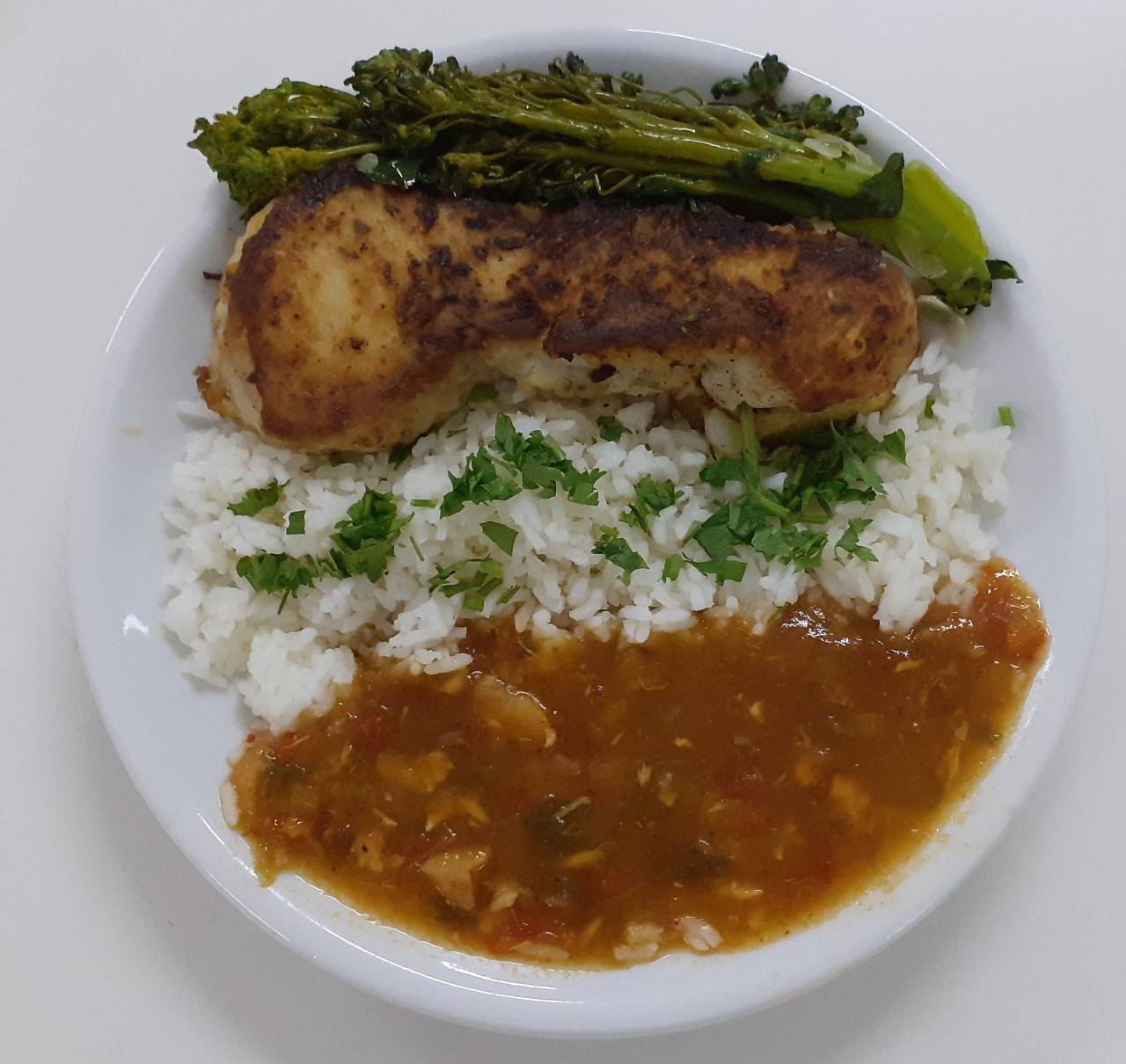 “DRIVE THRU COM DELIVERY” COM O PRATO: ABADEJO COM ARROZ, BRÓCOLI, PIRÃO E BATATAS