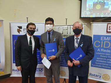 Entrega das pastas feita pelo secretário Carlos aos novos associados: Sebastião e Jorge