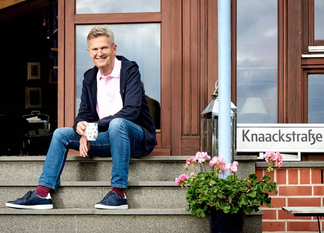 Presidente do Rotary de 2020-21, Holger Knaack, na porta da sua residência em Ratzeburg, Alemanha.