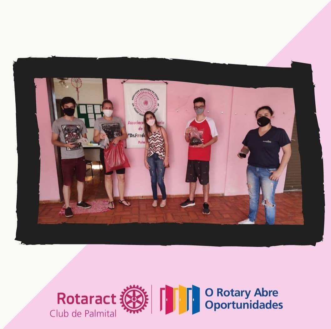 Entrega de cabelos para a Associação do Câncer